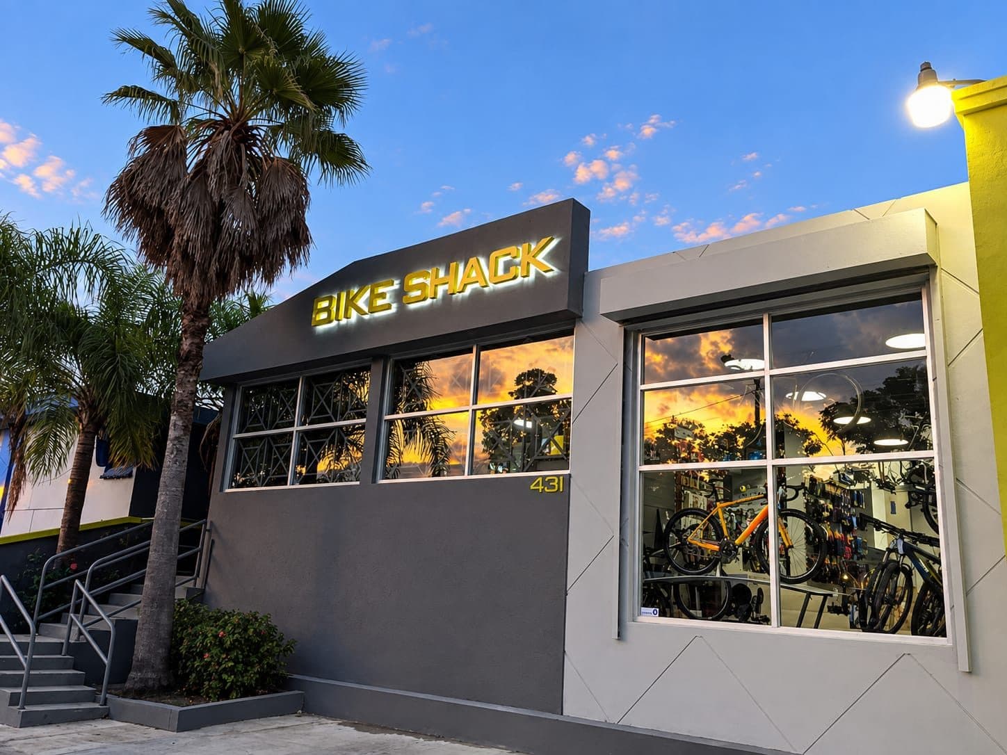 Fachada de Bike Shack al atardecer, 431 Av. Escorial, San Juan